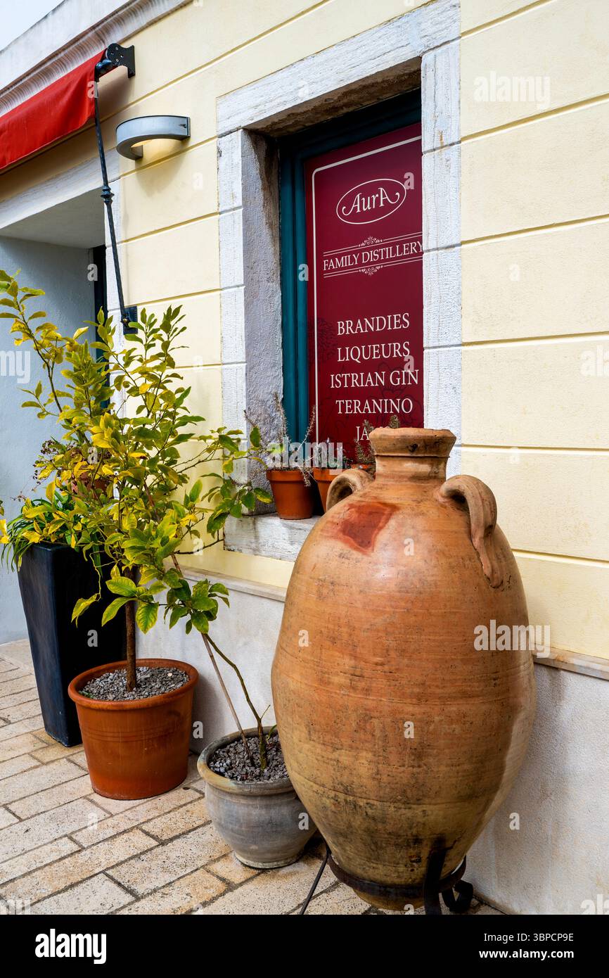 Destillerie Shop im Herzen von Rovinj, Kroatien. Stockfoto