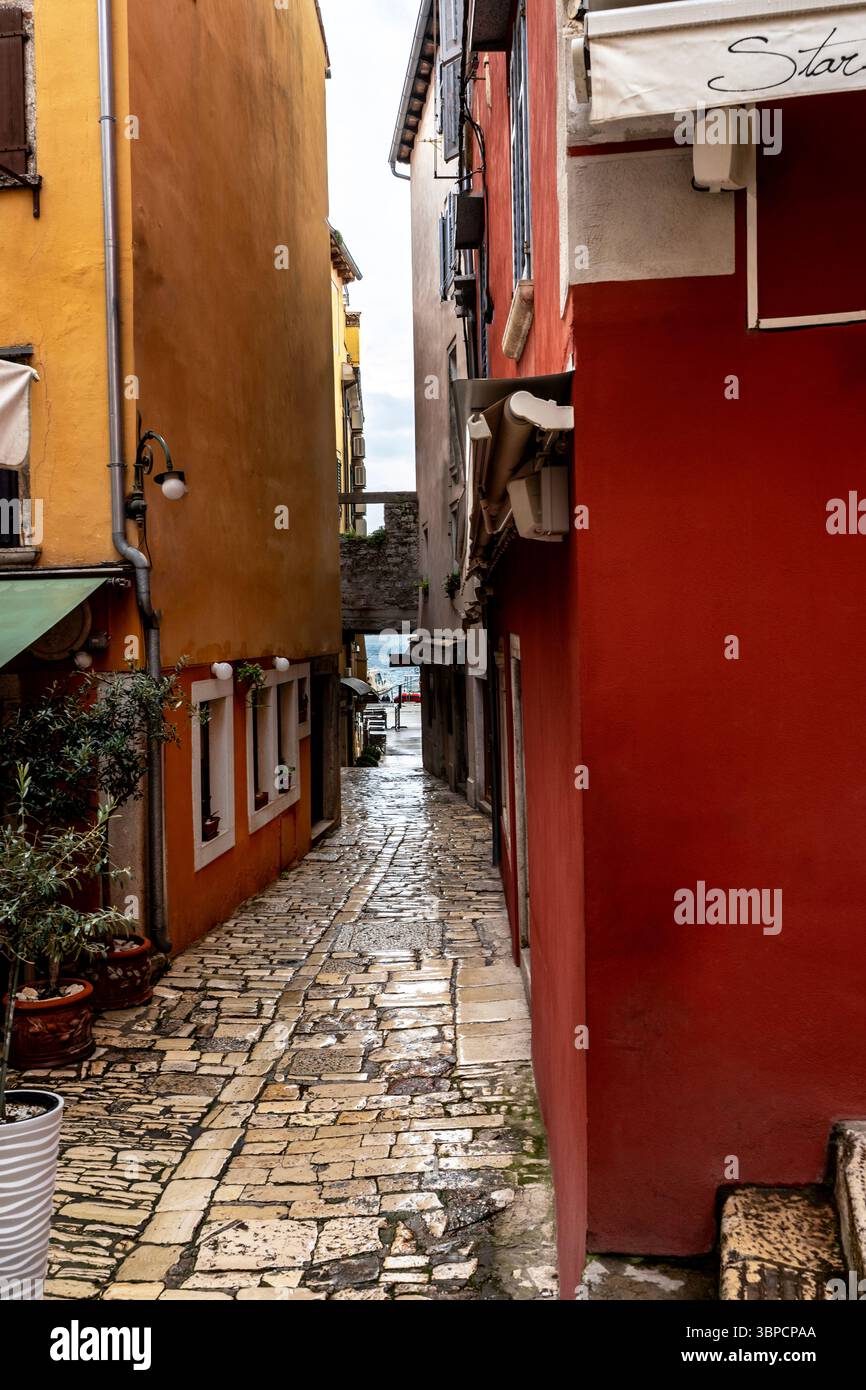 Eine enge, gewundene Straße in Rovinj, Kroatien, führt zur Ägäis. Stockfoto