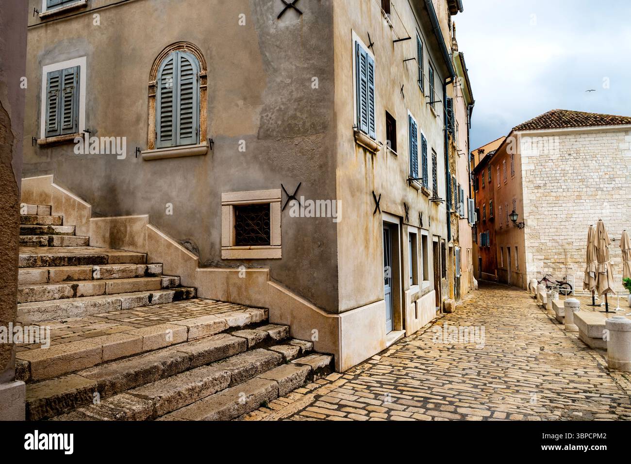 Kopfsteingepflasterte venezianische Architektur in der kroatischen Hafenstadt Rovinj. Stockfoto