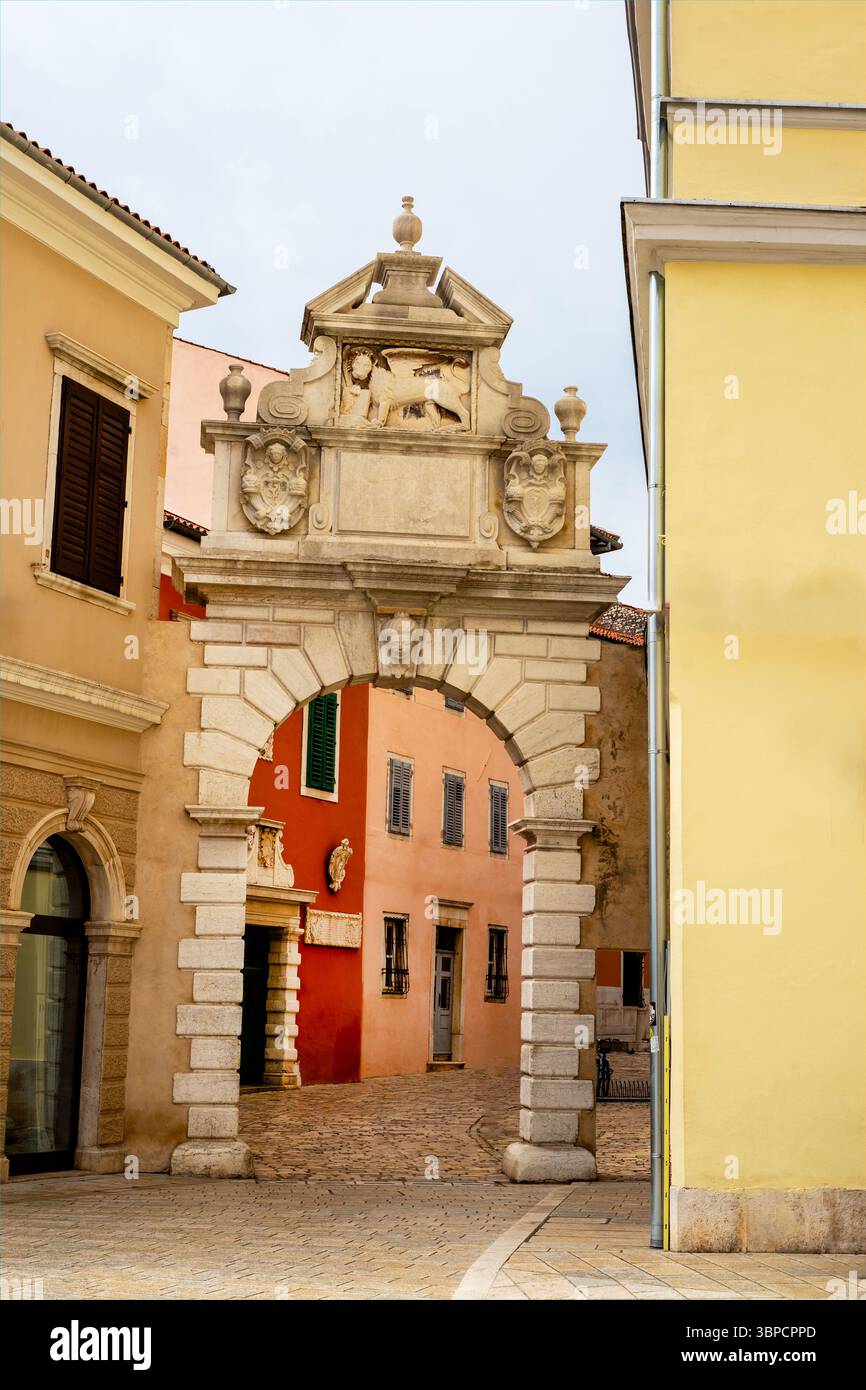 Luk Balbi oder Balbi Arch aus dem Jahr 1680 ist der ursprüngliche Eingang nach Rovinj, Kroatien mit dem Löwen von St. Markus. Stockfoto