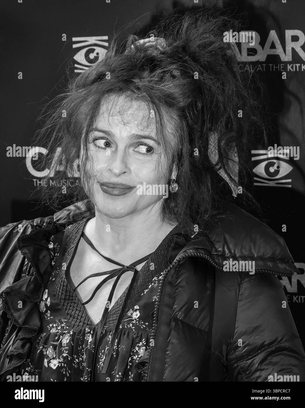 London, Großbritannien. Juli 2025. Helena Bonham Carter kommt an und posiert bei der Galavorstellung „Cabaret at the Kit Kat Club“. Die Gala feiert den 1.500. Auftritt der Show im West End. Quelle: Imageplotter/Alamy Live News Stockfoto