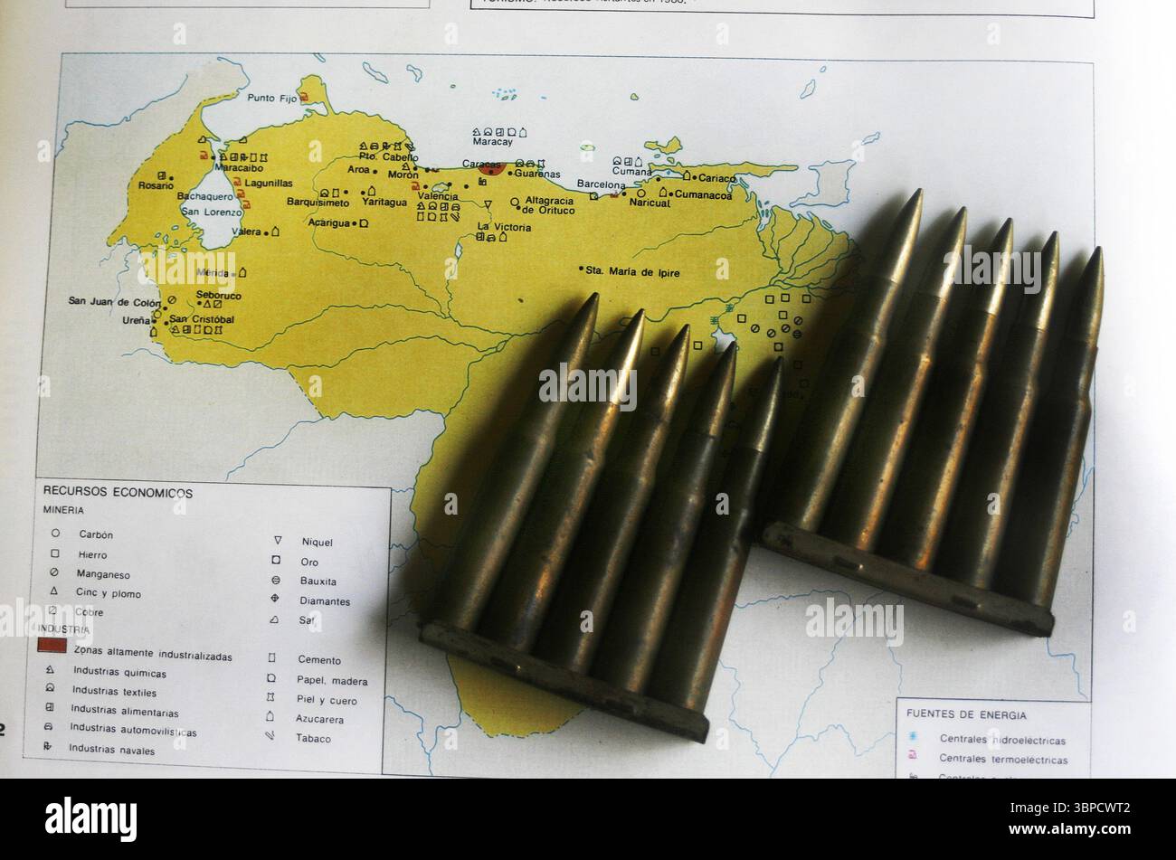 Venezuela-Maracay - 7. Juli 2025. Das russische Staatsunternehmen Rostec kündigte heute, Montag, den 7. Juli, in Maracay, Venezuela den Start einer Munitionsfabrik für Kalaschnikow-Sturmgewehre an. Der Komplex, der mit Unterstützung der Exportagentur Rosoboronexport gebaut wurde, kann laut Angaben der russischen Nachrichtenagentur Sputnik jährlich bis zu 70 Millionen 7,62-mm-Patronen produzieren. Neben der Munitionsproduktion plant Russland, neue Linien zur Herstellung von Kalaschnikow AK-103-Gewehren innerhalb desselben Komplexes einzurichten. Ziel ist es, ein Produkt zu etablieren Stockfoto