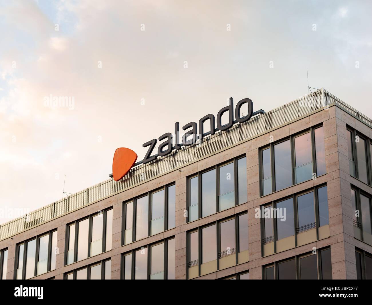 Zalando Logo-Zeichen aus nächster Nähe. Bürogebäude des E-Commerce-Unternehmens. Einzelhändler für Mode und großer Anbieter im Online-Shopping-Geschäft. Stockfoto