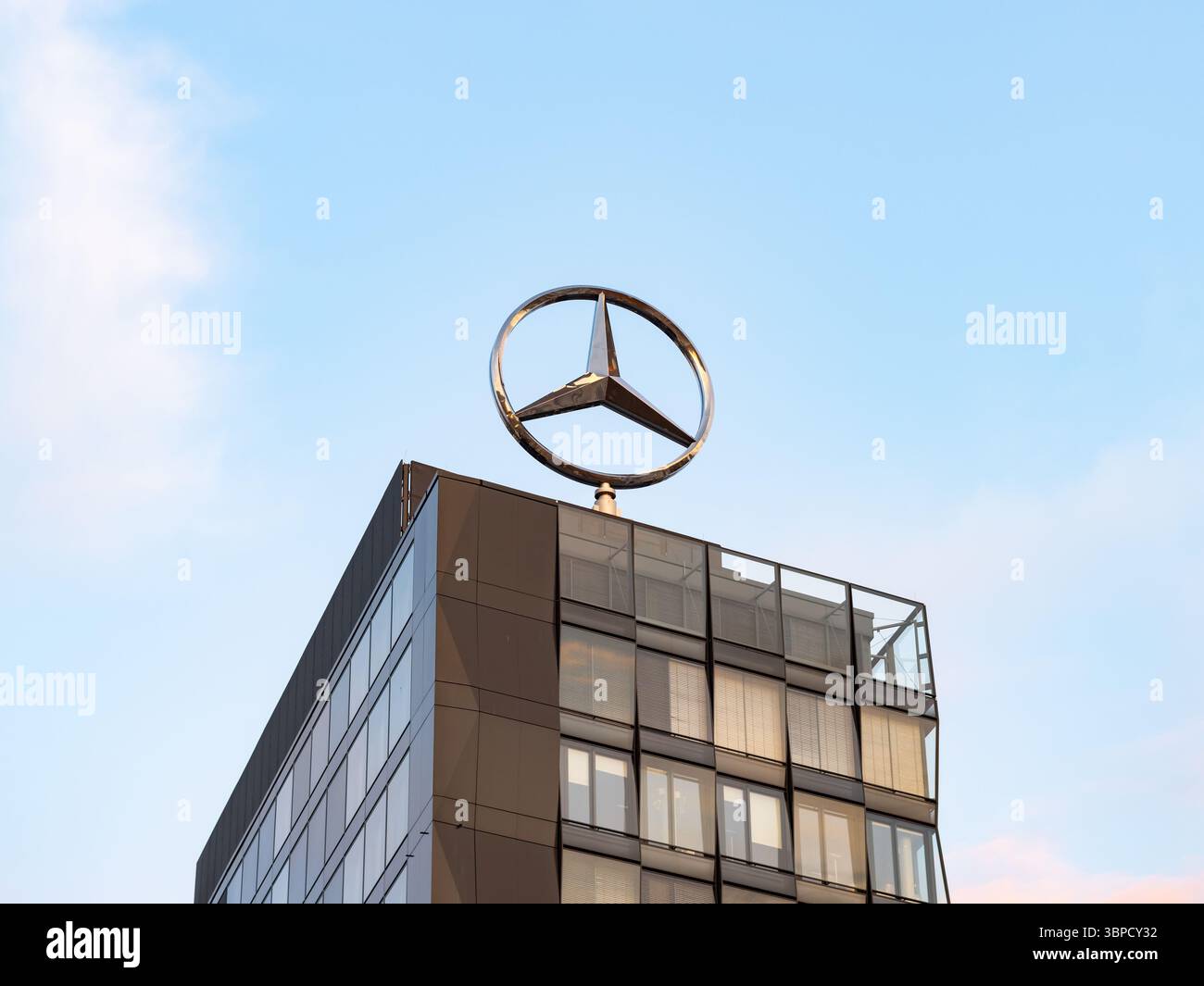 Mercedes-Benz-Stern-Emblem auf dem Dach. Riesiges Logo als Werbung auf dem Bürogebäude neben der East Side Gallery an der Mühlenstrae. Stockfoto