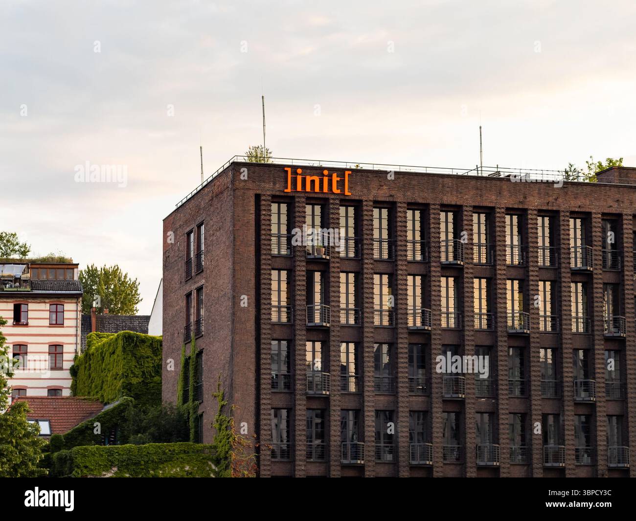 Init-Logo-Schild in einem modernen Bürogebäude. Der IT-Dienstleister ist ein großer Arbeitgeber in der Stadt und beteiligt sich an der digitalen Transformation. Stockfoto