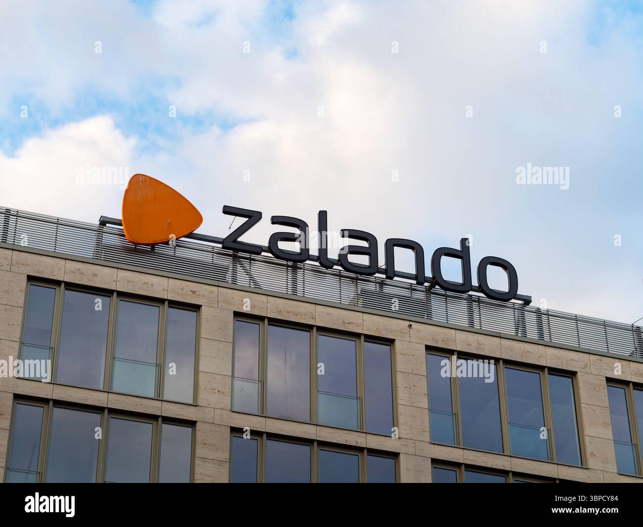 Das Zalando-Logo befindet sich außen am Hauptquartier. Die große Ikone des E-Commerce-Geschäfts. Das Unternehmen verkauft Modewaren und Accessoires. Stockfoto