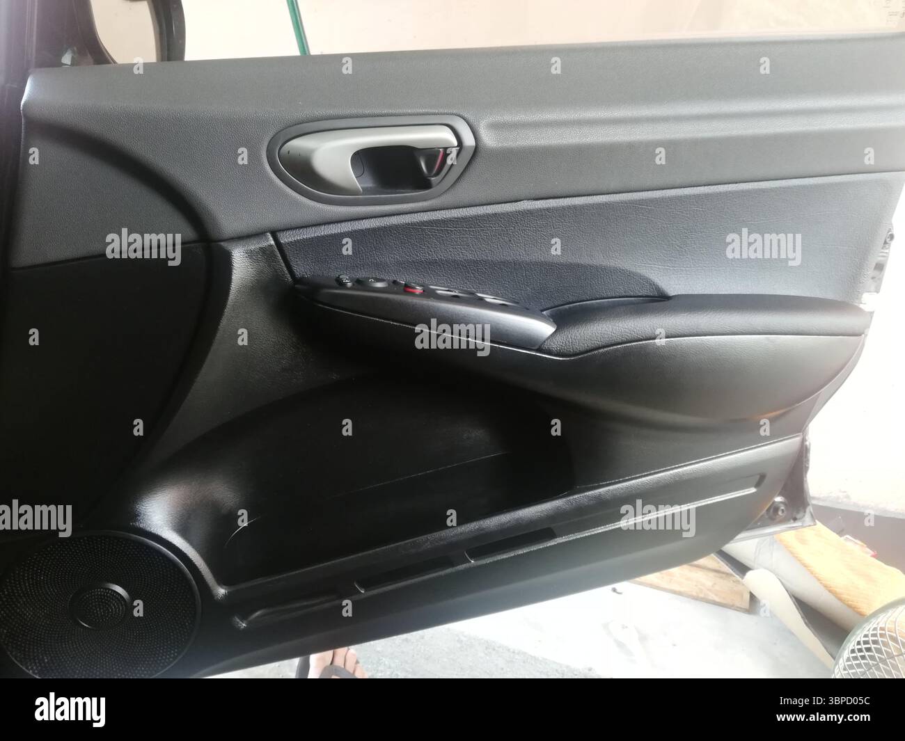 Schalldämmende Installation von Fahrzeugen mit Butylplatten, Schaumstoff und akustischen Dämpfungsmaterialien im Innenraum Stockfoto