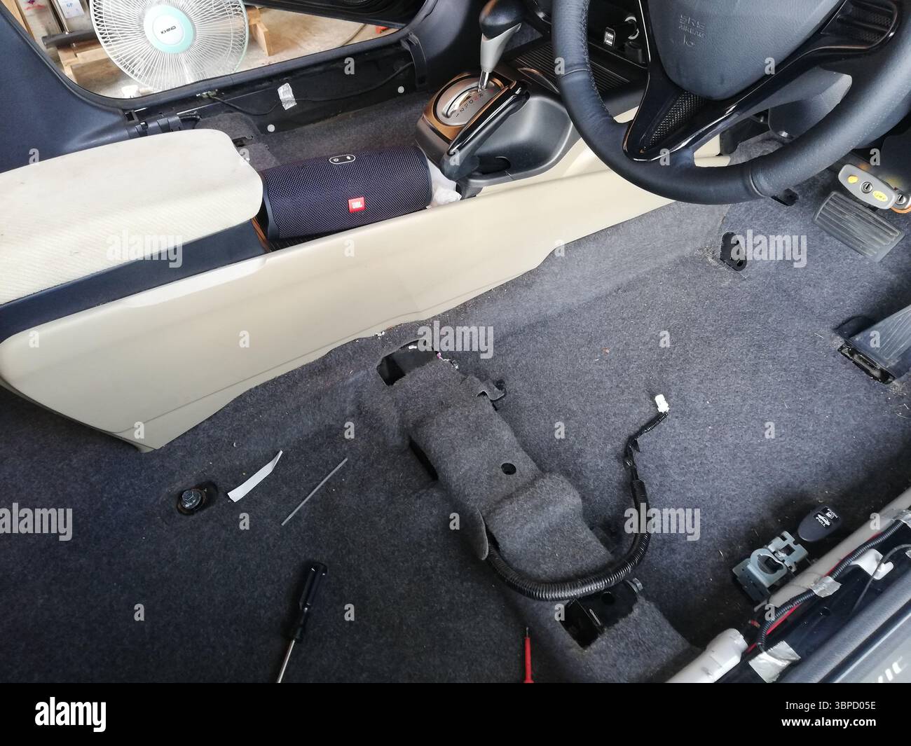 Schalldämmende Installation von Fahrzeugen mit Butylplatten, Schaumstoff und akustischen Dämpfungsmaterialien im Innenraum Stockfoto