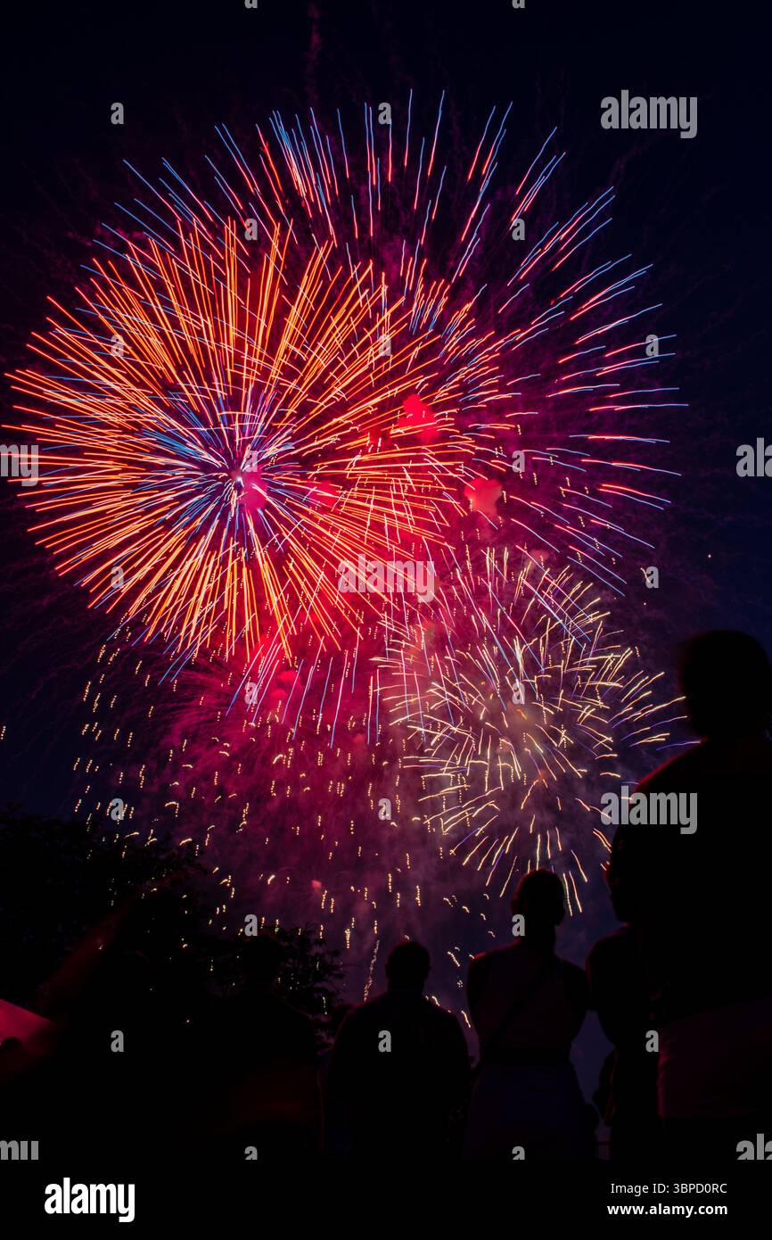 Feuerwerk hinter Silhouetten Stockfoto