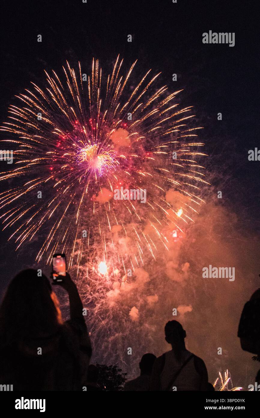 Feuerwerk hinter Silhouetten Stockfoto