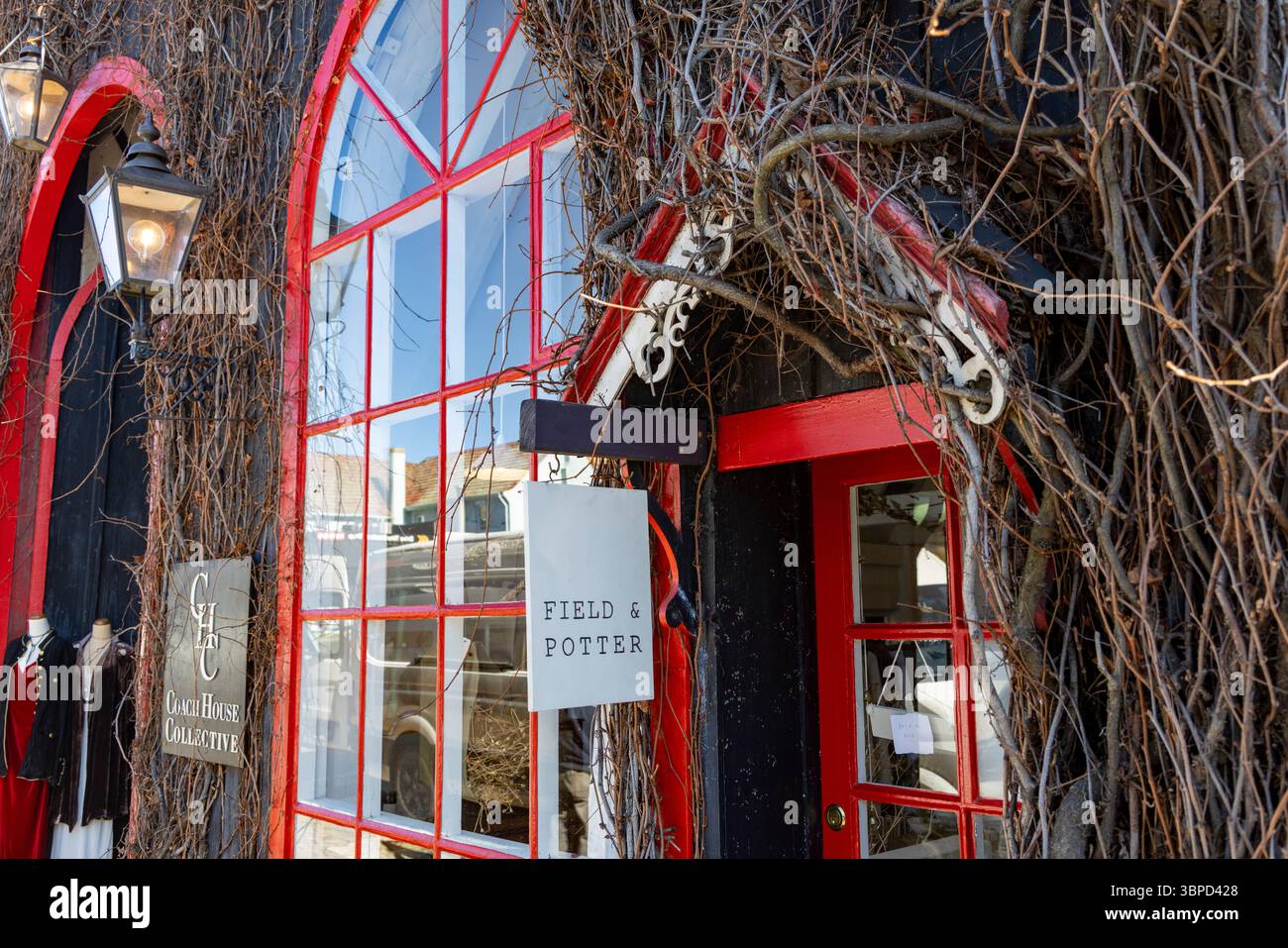 Bowral Stadtzentrum, südliche Highlands von New South Wales, Kutschenhaus Collective und Field and Potter Antiquitätengeschäfte in der Bong Bong Street Stockfoto