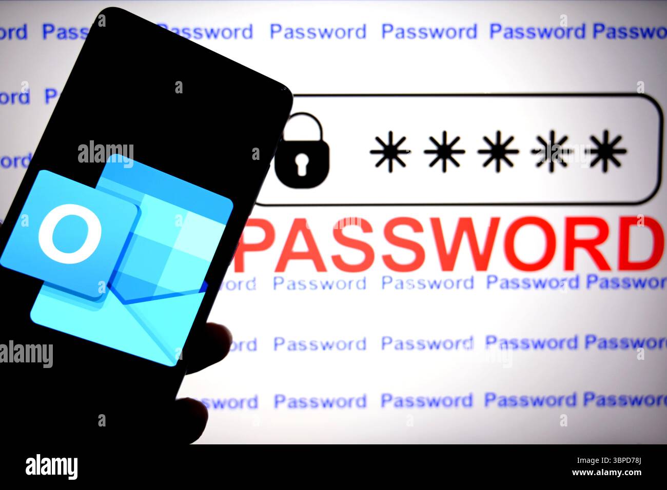 Indien. Juli 2025. In dieser Abbildung wird ein Microsoft Outlook-Logo auf einem Smartphone mit dem Wort „Passwort“ im Hintergrund angezeigt. Quelle: SOPA Images Limited/Alamy Live News Stockfoto