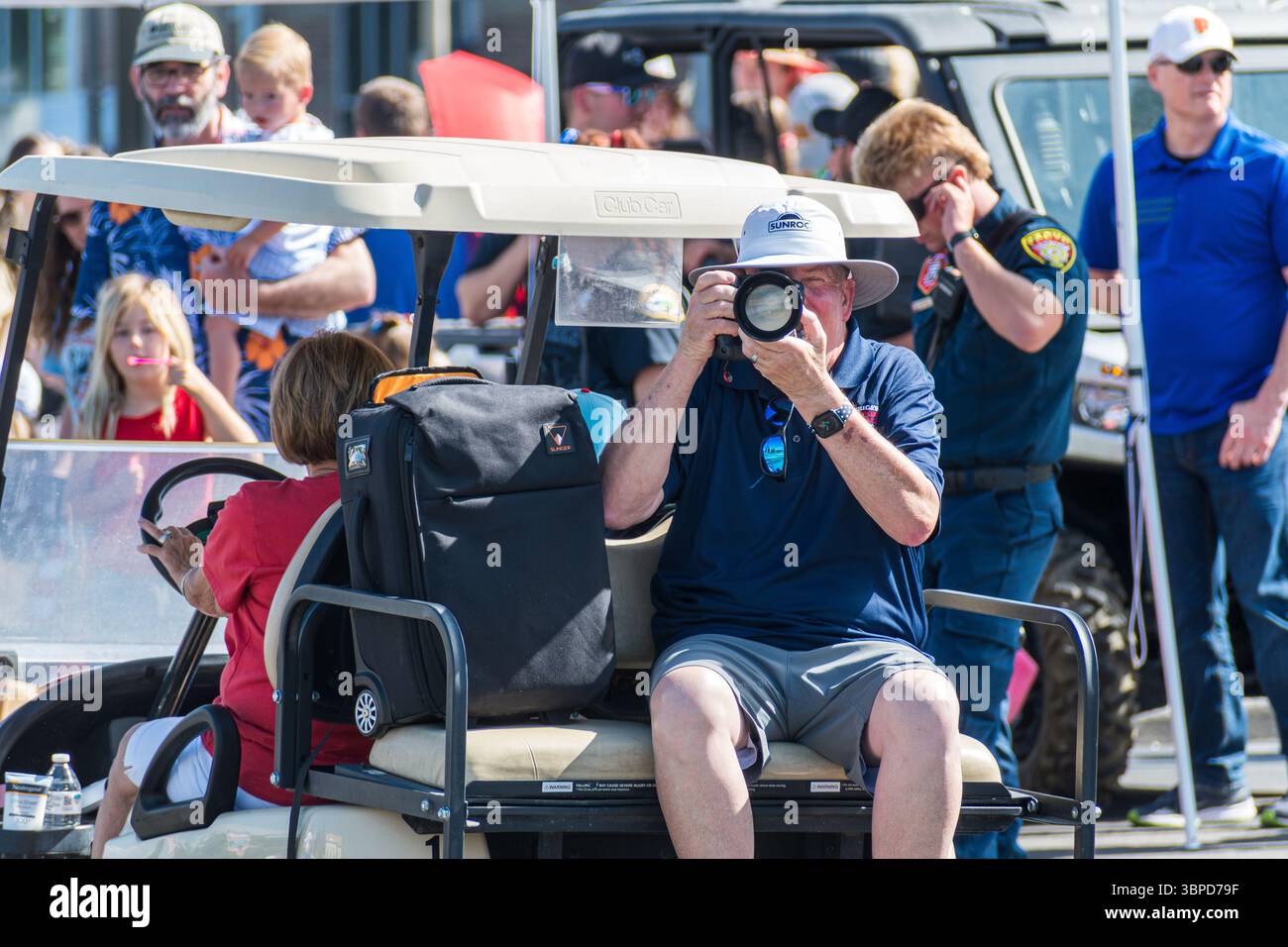 Provo, Utah – 4. Juli 2025: Ein Fotograf fährt in einem Golfwagen und macht Fotos während der Freedom Festival Grand Parade in der Innenstadt von Provo. Stockfoto