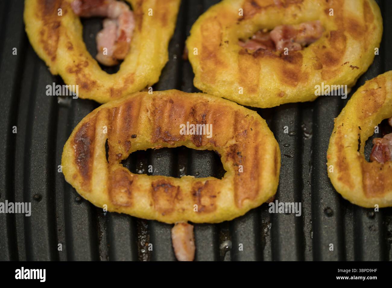 Knusprige gebratene Calamari auf einem elektrischen Grill Stockfoto