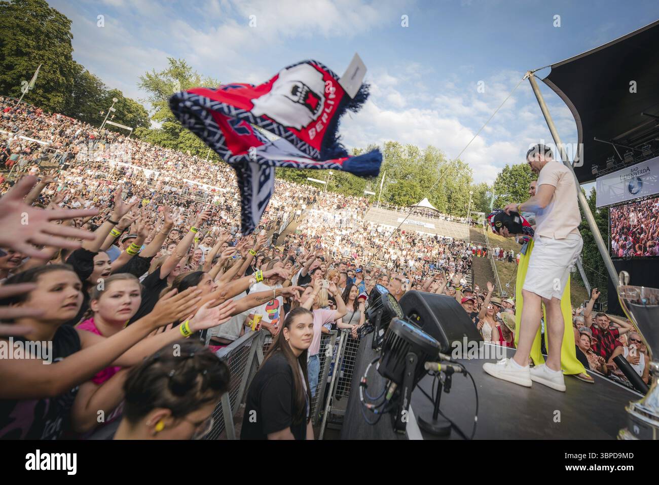 Eisbaeren Berliner Spieler werfen beim Berliner Rundfunk 91,4 Open Air in der Berliner Parkbühne WUH Tücher und andere Fanartikel ins Publikum Stockfoto