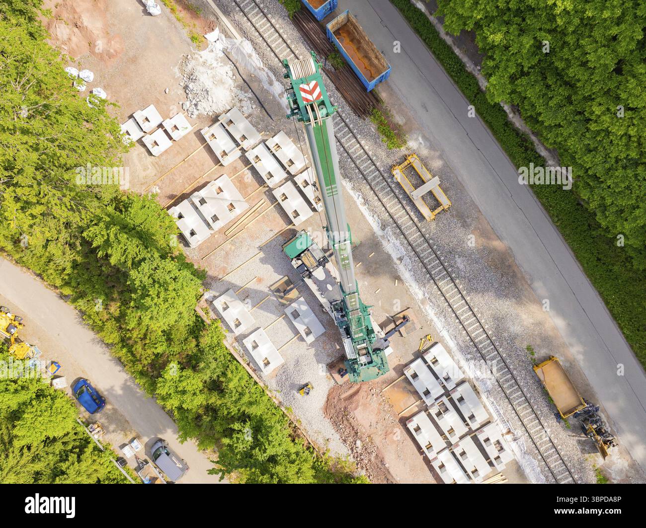 Ein großer Kran auf einer Baustelle neben Schienen und Baumaterialien, Bau der Hermann-Hesse-Bahn, Calw, Deutschland, Europa Stockfoto