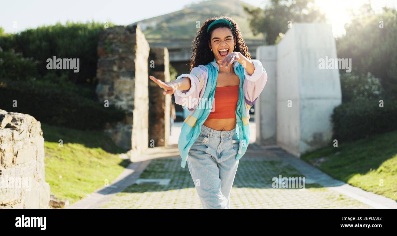 Porträt, aufgeregt und Frauen tanzen in der Stadt mit Musik, Hip-Hop-Kultur und Freestyle-Choreografie. Lächeln, weibliche Person und Energie für die Probe Stockfoto