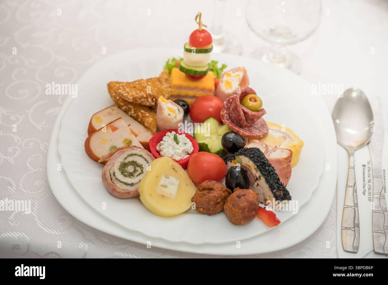 Ein Teller mit verschiedenen Vorspeisen, bekannt als kalte Platte oder kaltes Buffet, serviert bei Hochzeiten in Rumänien Stockfoto
