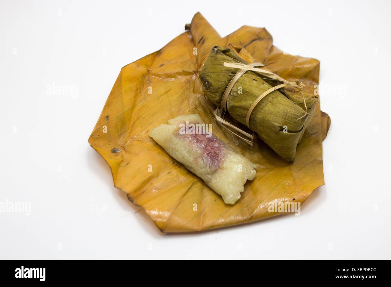 Khao Tom Mat (Thai Sticky Rice with Banana): Ein traditionelles thailändisches Dessert aus gewürztem Klebreis und Kokosmilch, gefüllt mit Banane und Beaut Stockfoto