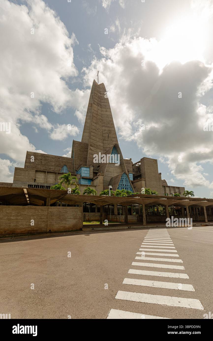 Basilika Catedral Nuestra Señora de la Altagracia mit umliegendem platz und Fußgängereingang, Higüey, Dominikanische Republik Stockfoto