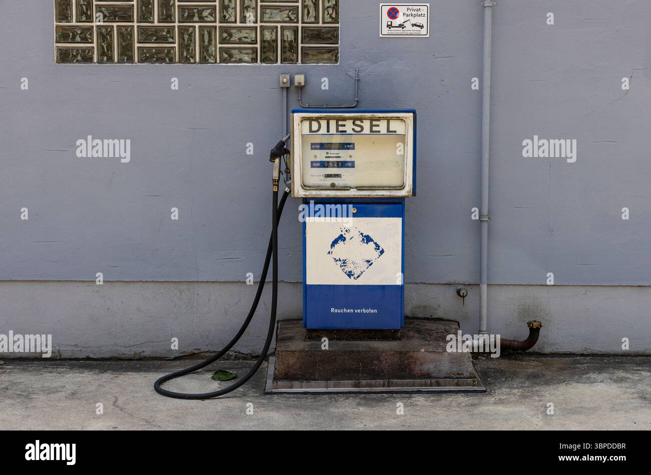 Historische Tankstelle vor einer Mauer in Deutschland Stockfoto