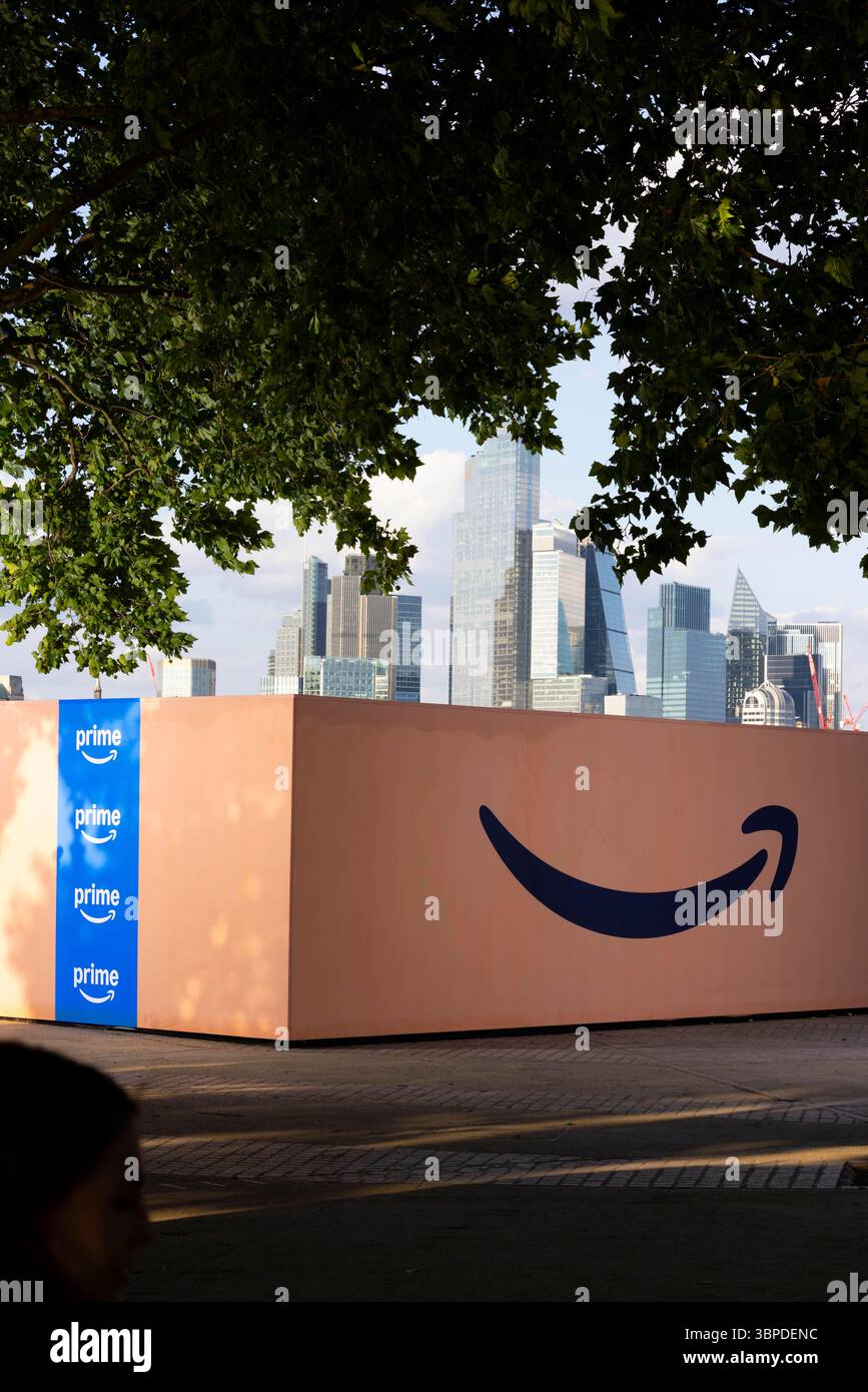 NUR REDAKTIONELLE VERWENDUNG Allgemeine Ansicht einer riesigen Amazon Prime Box in der Londoner Southbank, die den Beginn des Prime Day feiert und Mitgliedern vom 8. Juli bis 11. Juli 96 Stunden Rabatt bietet. Ausgabedatum: Dienstag, 8. Juli 2025. Stockfoto