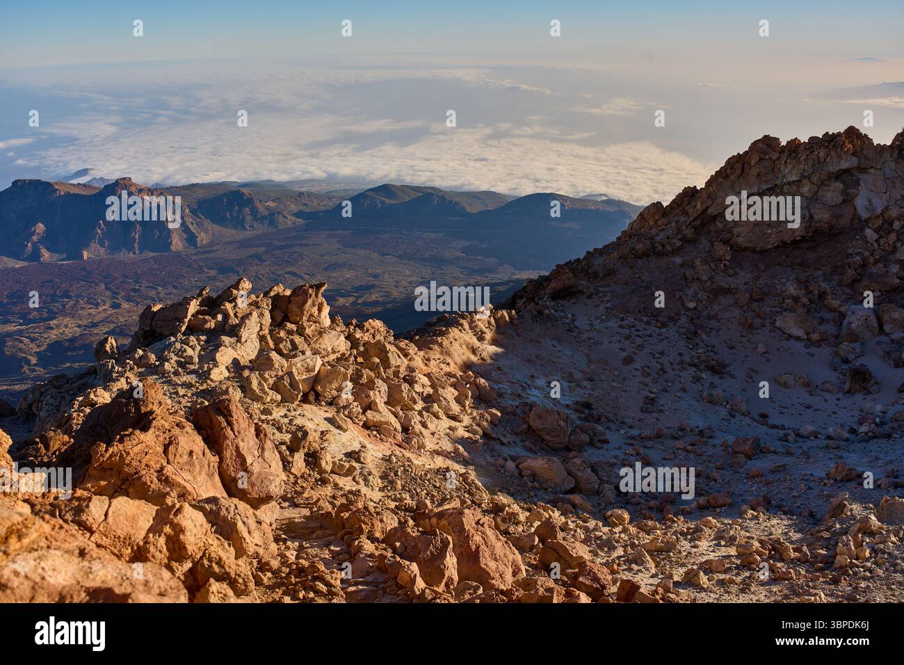 Felsiger Krater Pico del Teide im Vordergrund mit Wolkenumkehr und Caldera im Hintergrund sichtbar Stockfoto