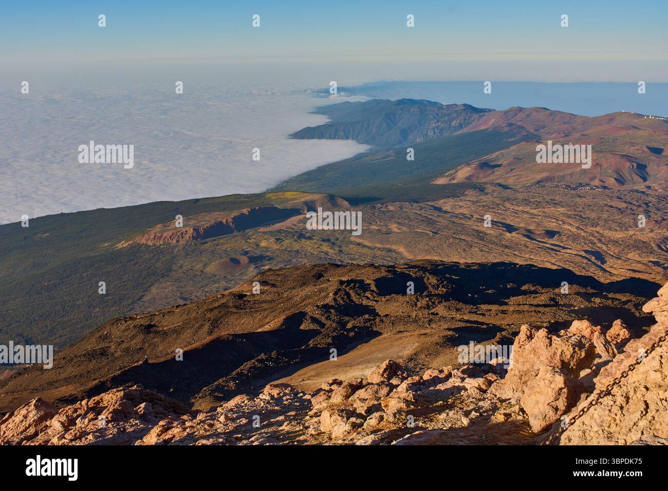 Felsiger Krater Pico del Teide im Vordergrund mit Wolkenumkehr und Caldera im Hintergrund sichtbar Stockfoto