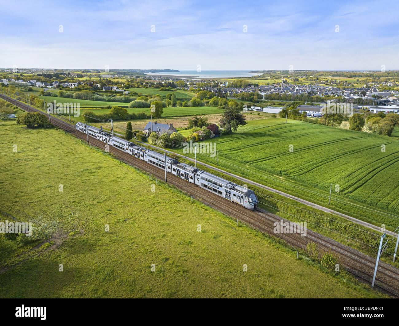 Yffiniac (Bretagne, Nordwestfrankreich): Regionaler TER-Zug, der im Frühjahr durch die Landschaft fährt, am Rande der Bucht von Saint Brieuc. Stockfoto