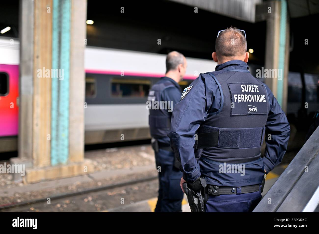 Lyon (Zentralfrankreich), Bahnhof Lyon-Perrache: Beeidigter Sicherheitsbeamter der SNCF, bewaffnet und in Uniform, auf einem Bahnsteig im Dienst Stockfoto