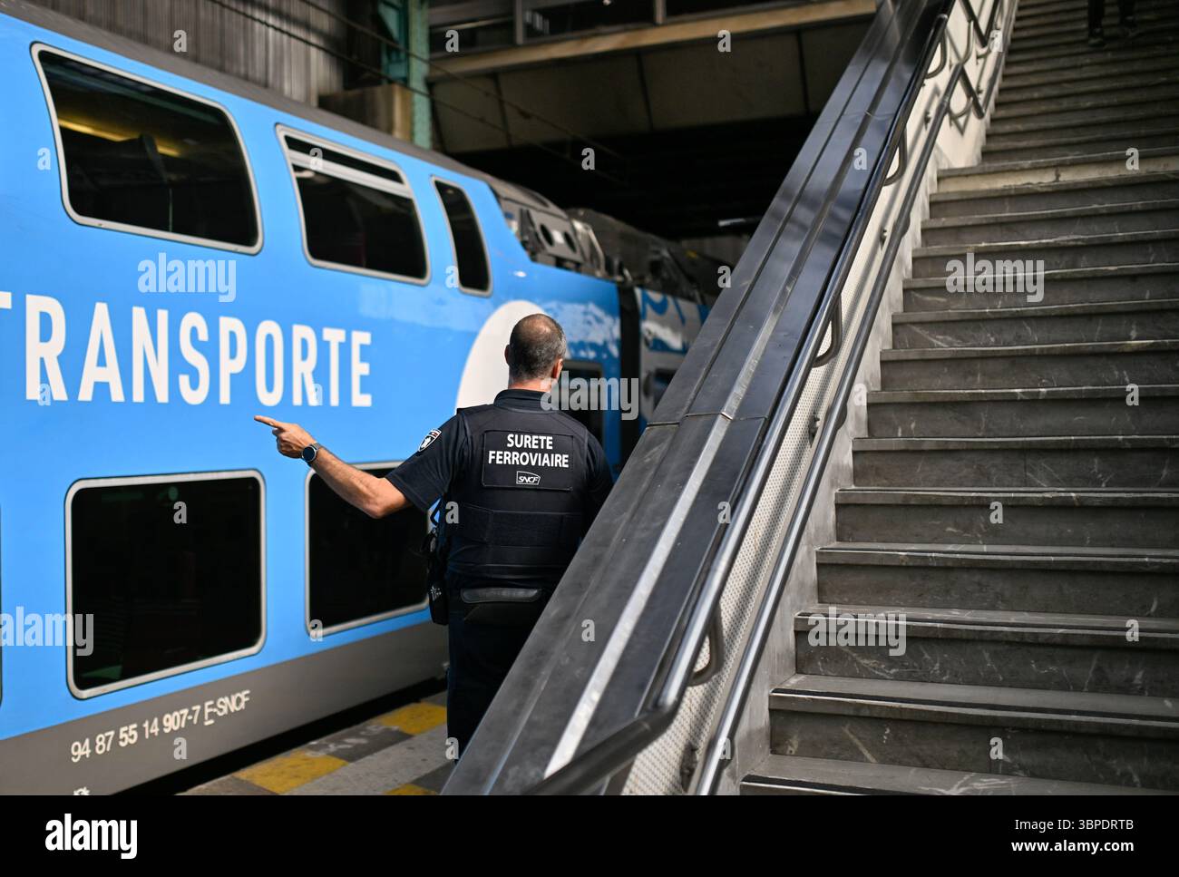 Lyon (Zentralfrankreich), Bahnhof Lyon-Perrache: Beeidigter Sicherheitsbeamter der SNCF, bewaffnet und in Uniform, im Dienst auf einem Bahnsteig, in der Nähe eines neuen Bahnsteigs Stockfoto