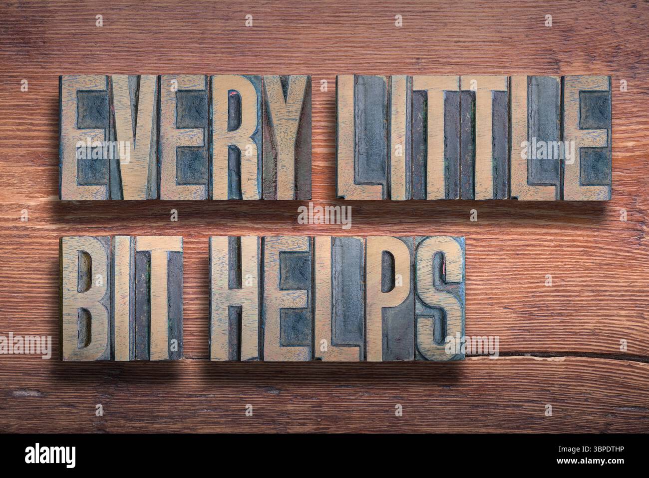 Jedes kleine bisschen hilft Sprichwort auf Vintage lackierter Holzoberfläche zu kombinieren Stockfoto