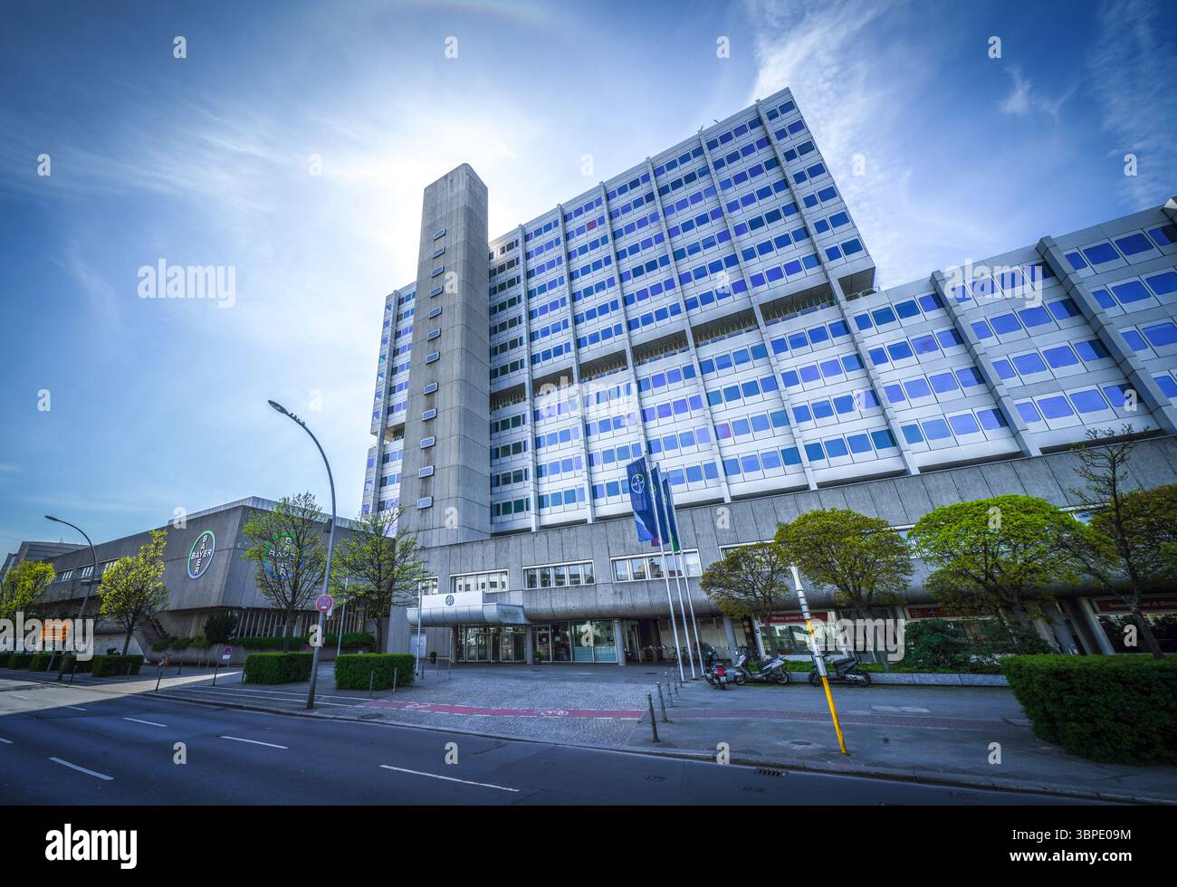 Modernes Bürohochhaus in Berlin mit Glasfassade und Betonkern, das zeitgenössische Unternehmensarchitektur präsentiert. Stockfoto
