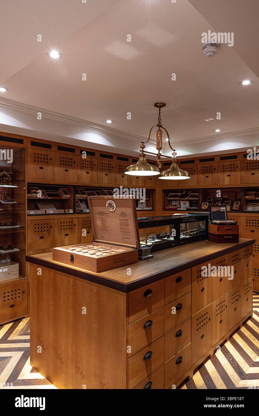 Begehbarer Humidor im Dunhill Bourdon House London, Großbritannien Stockfoto