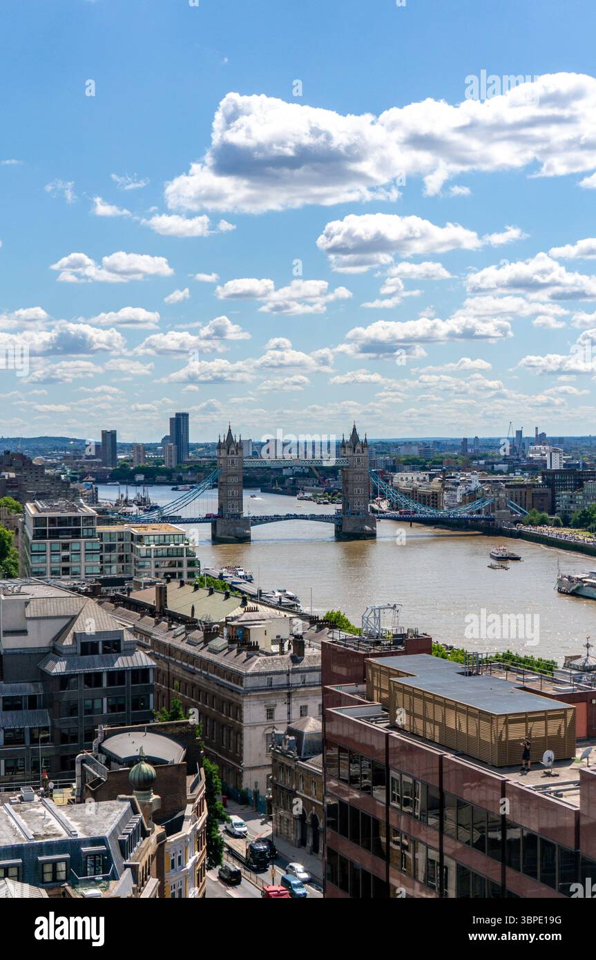 Blick auf die Stadt london mit Tower Bridge und themse vertikal Stockfoto