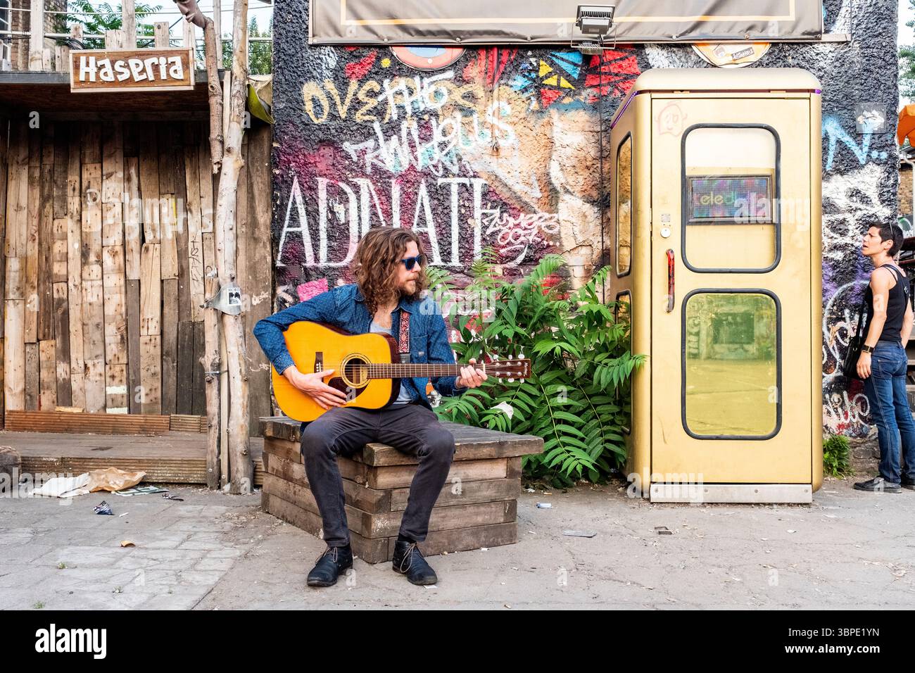 Solo-Gitarrenspieler und Musiker perforierten seine Musik auf dem RAUEN Berliner Stadtgelände. Berlin, Deutschland. Stockfoto