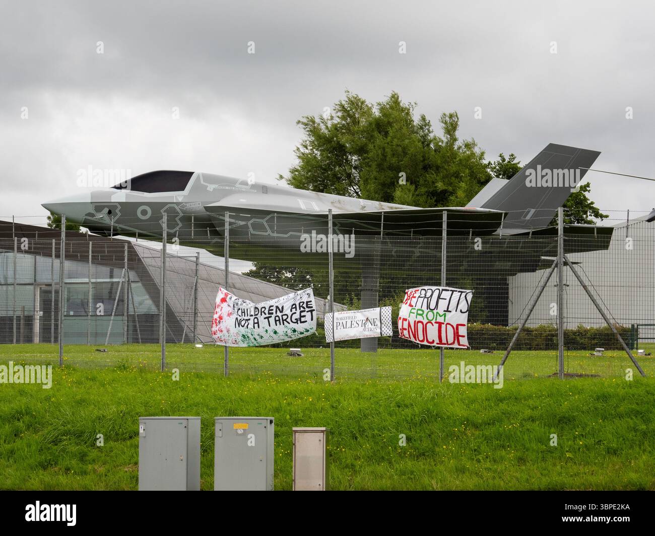 Ein Protest vor den BAE-Systemen in Samlesbury, Lancashire, die Kampfflugzeuge an Israel verkaufen, die bei Kriegsverbrechen und Völkermord an den Palästinensern in Gaza eingesetzt wurden. Stockfoto