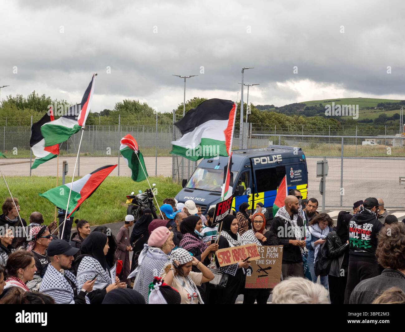 Ein Protest vor den BAE-Systemen in Samlesbury, Lancashire, die Kampfflugzeuge an Israel verkaufen, die bei Kriegsverbrechen und Völkermord an den Palästinensern in Gaza eingesetzt wurden. Stockfoto