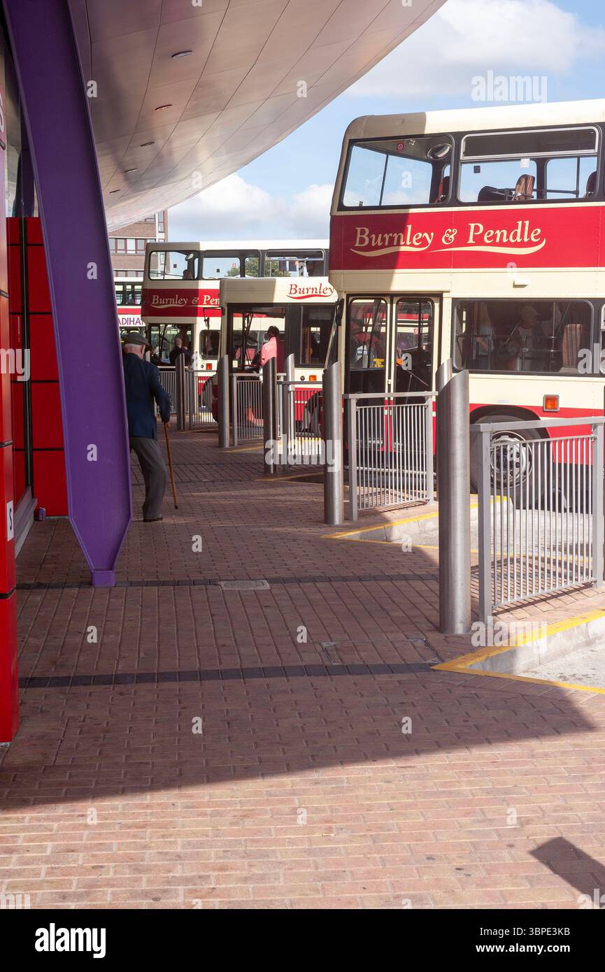 Burnley Bus Station wurde 2003 neu gebaut und eröffnet, Lancashire im Nordwesten Englands, Großbritannien Stockfoto