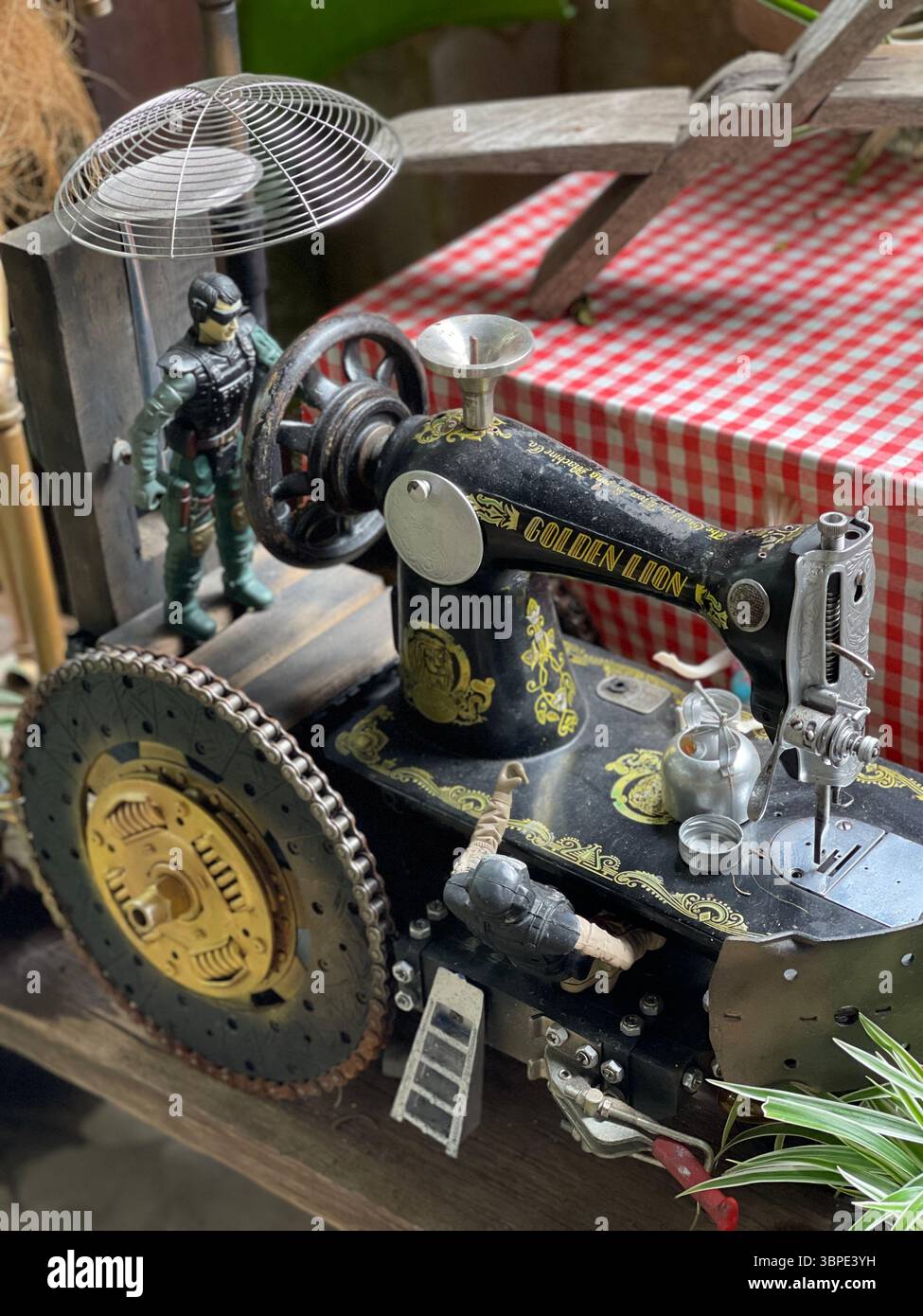 Kedah, Malaysia - 22. November 2023: Eine neu verwendete Vintage-Nähmaschine wurde kreativ in ein dekoratives Stück verwandelt, das möglicherweise einem Fahrzeug ähnelt. - Smartphone-aufgenommenes Stockfoto