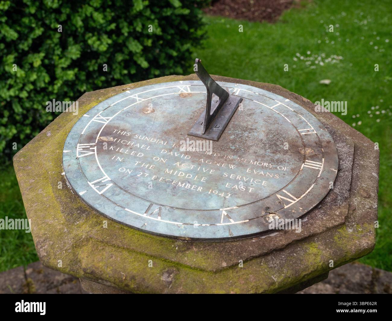 Freistehende Sonnenuhr mit Hingabe an Michael Evans, getötet im Nahen Osten 1942, Farthingstone Village, Northamptonshire, Vereinigtes Königreich Stockfoto
