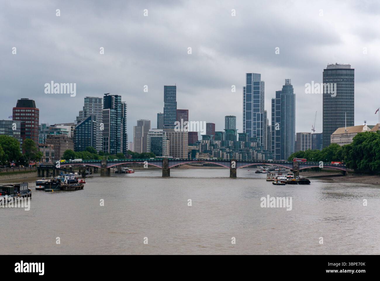 Skyline vom modernen london uk mit Skycraper und der themse typisch englisches Wetter Stockfoto
