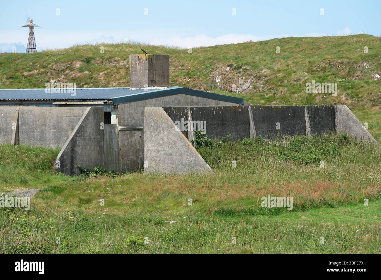 Burrow Head, Wigtownshire, Schottland - Überreste eines Schutzhügels aus der Zeit des 2. Weltkriegs mit Sprengwänden - während des 2. Weltkriegs für die Ausbildung von Flugabwehrartillerie genutzt Stockfoto
