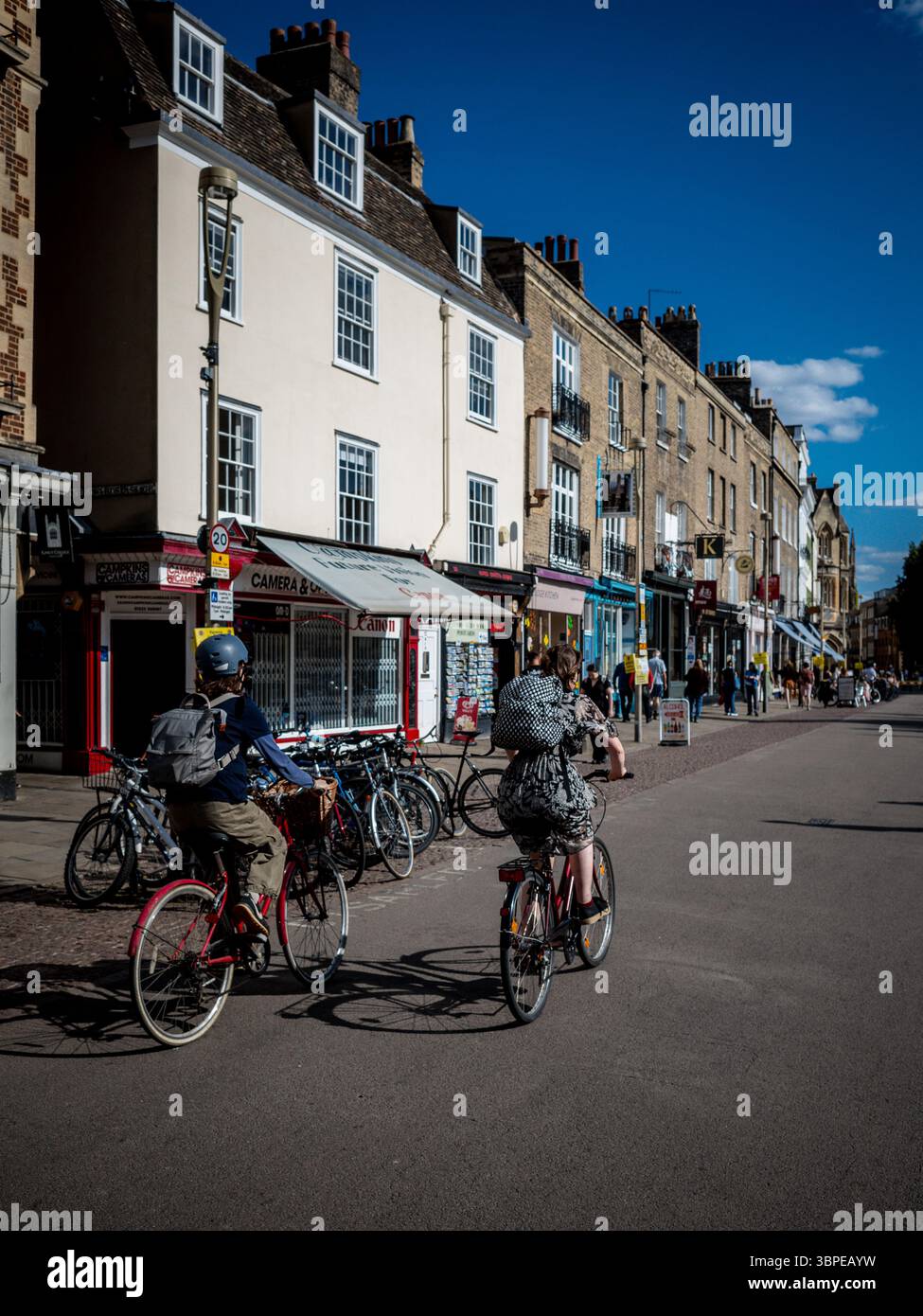 Kings Parade im historischen Zentrum von Cambridge UK. Kings Parade besteht hauptsächlich aus kleinen unabhängigen Einzelhändlern. Stockfoto