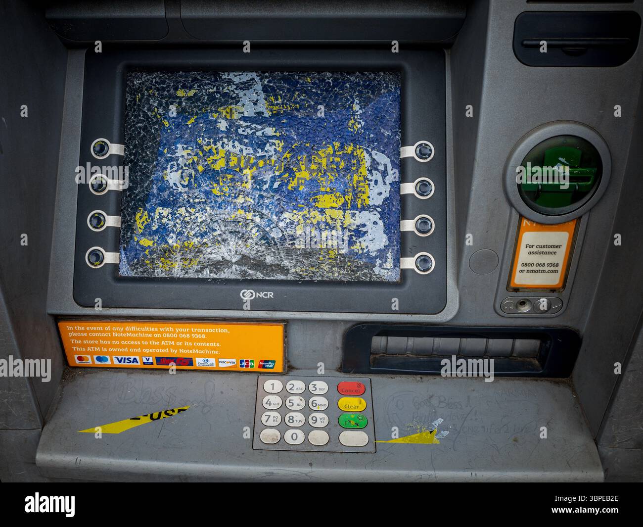 Vandalisierter Cashpoint – Vandalisierter Geldautomat – dieser Geldautomat ist außer Betrieb, weil der Bildschirm zertrümmert wurde. Eine Benachrichtigung über eine Fehlfunktion wurde entfernt. Stockfoto