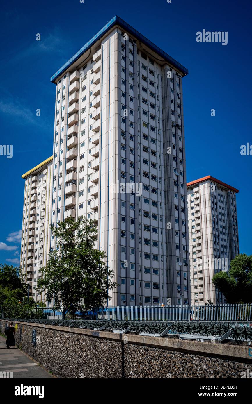 Ampthill Square Estate Camden London - Anwesen aus den 1960er Jahren mit drei 21-stöckigen Hochhäusern - Dalehead Tower, Oxenholme Tower & Gillfoot Tower. Stockfoto