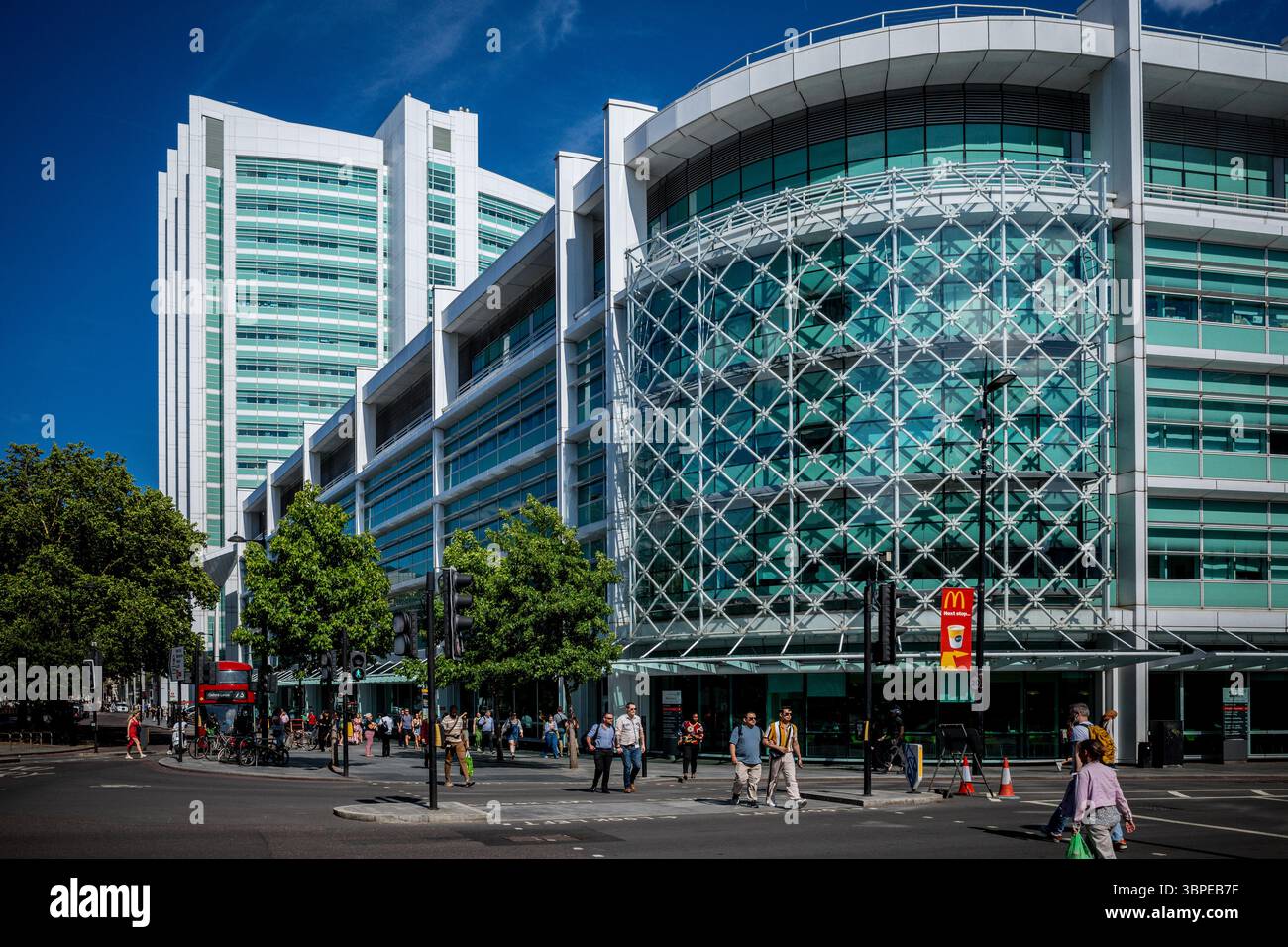 Das University College Hospital UCH London - UCH ist ein belebtes Lehrkrankenhaus an der Euston Road im Stadtteil Bloomsbury in Central London Stockfoto