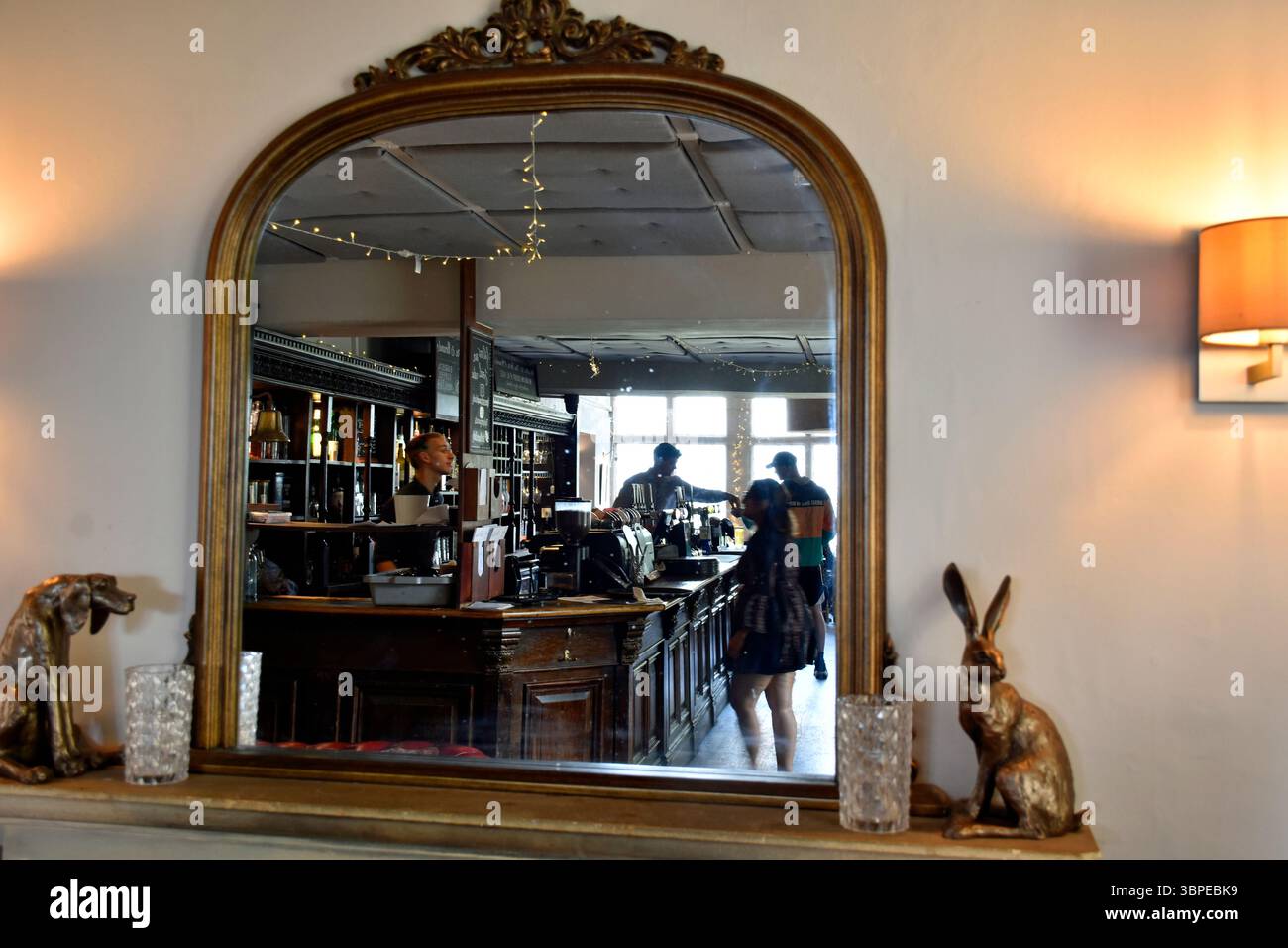 Innenspiegel in Hare and Hounds Pub, Landsdown Hill, Bath, Großbritannien Stockfoto
