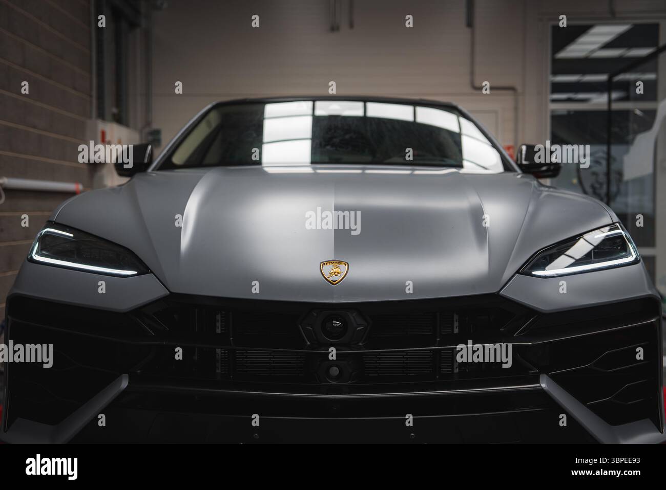 Nahaufnahme von Lamborghini Urus in mattem Grau Stockfoto