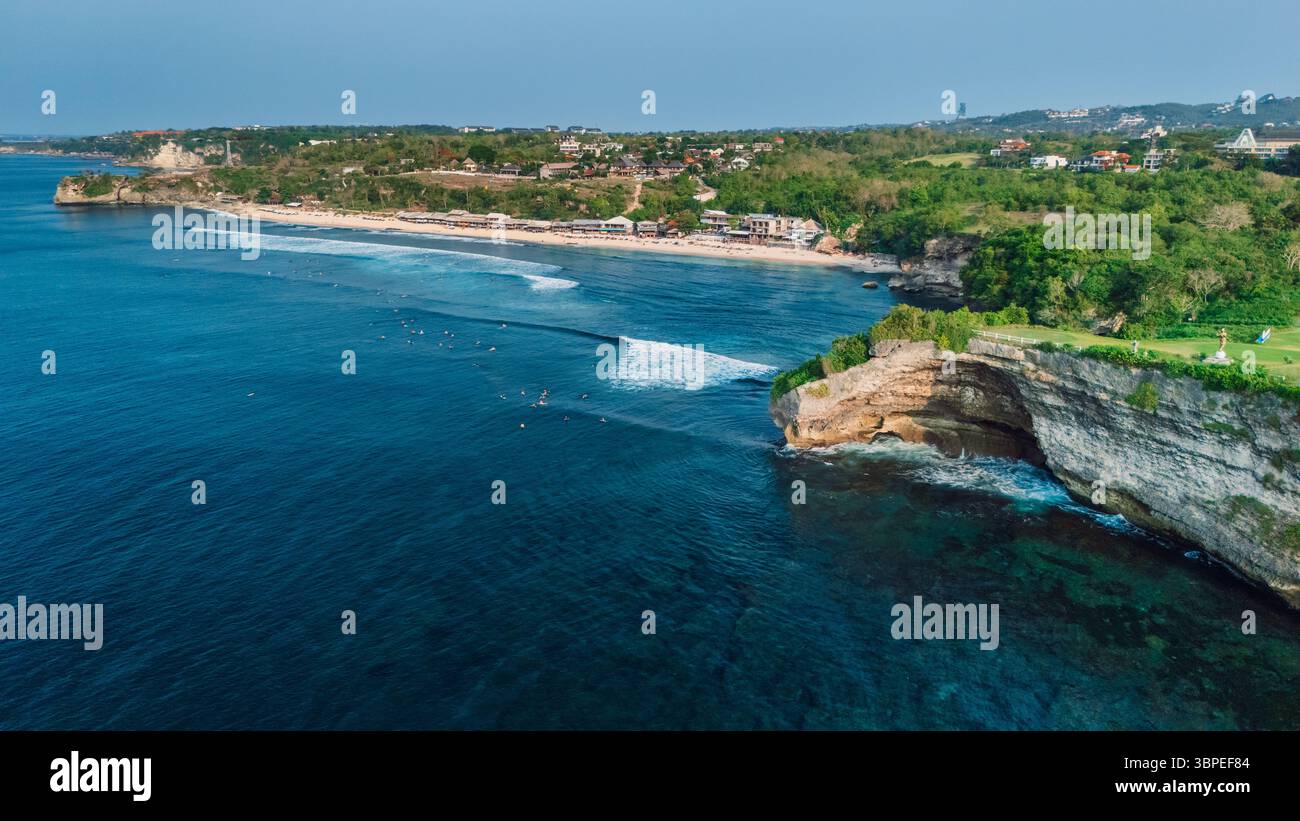 Blick aus der Vogelperspektive auf den Strand mit malerischem Felsen und Surfern im Meer, Balangan Beach, Bali Stockfoto